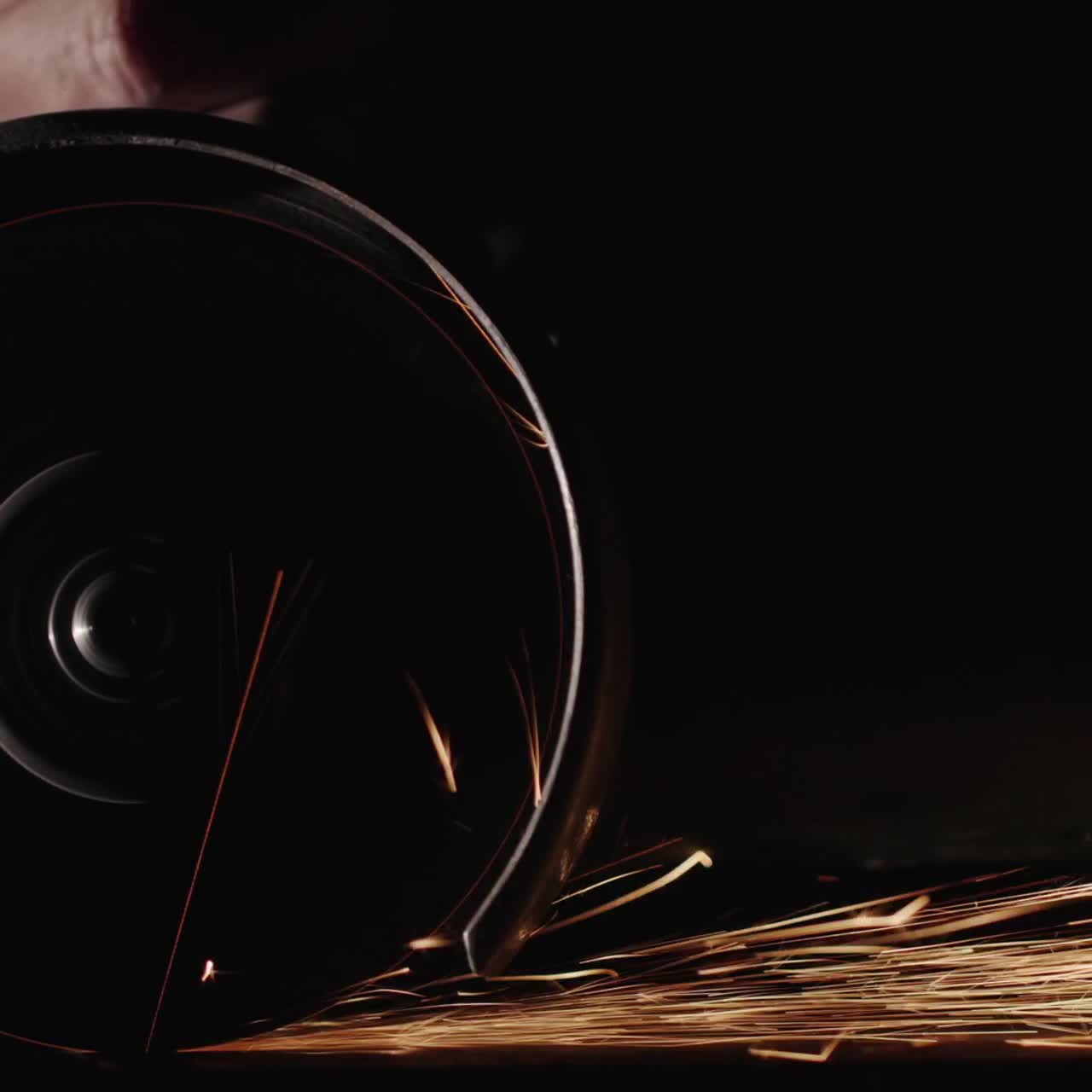 el maestro maneja el metal con un instrumento eléctrico de mano