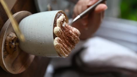 filmati verticali: provare un caffè latte cremoso, un primo piano della tazza di caffè, una combinazione di bevande e dessert