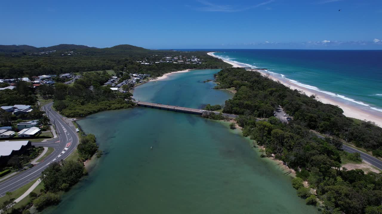 Vejbro over Mooball Creek i Pottsville, New South Wales, Australien. - luftfoto