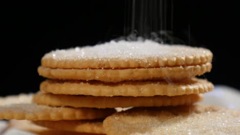 el azúcar cae en las galletas.