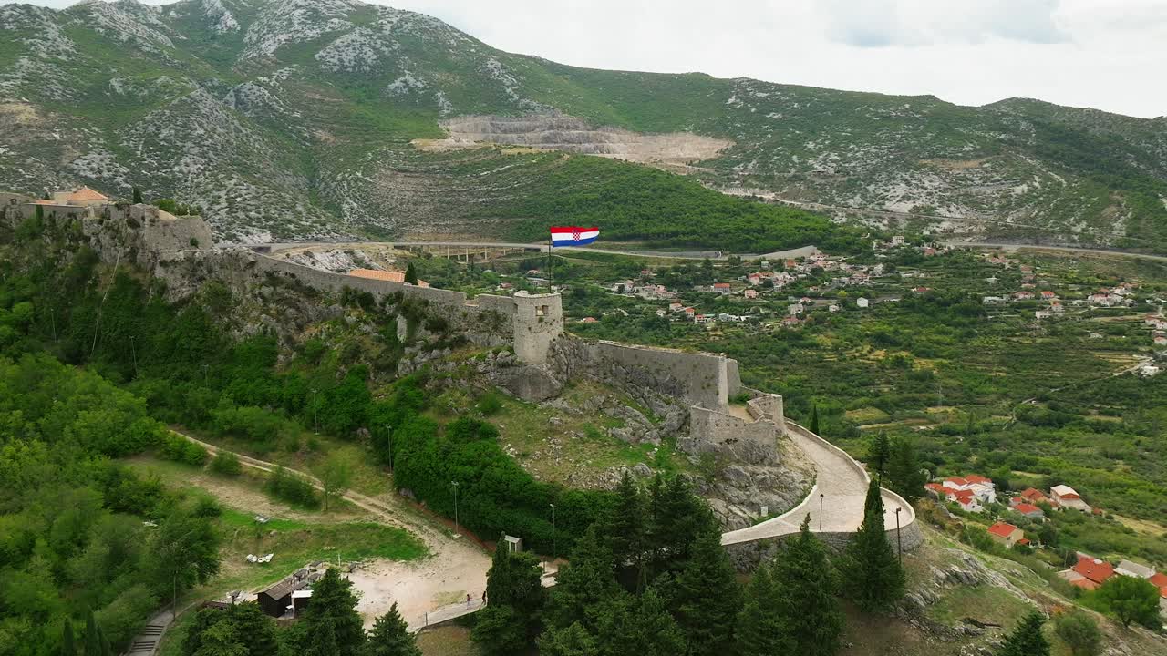 enfoque aéreo trasero de la fortaleza de klis en split, croacia