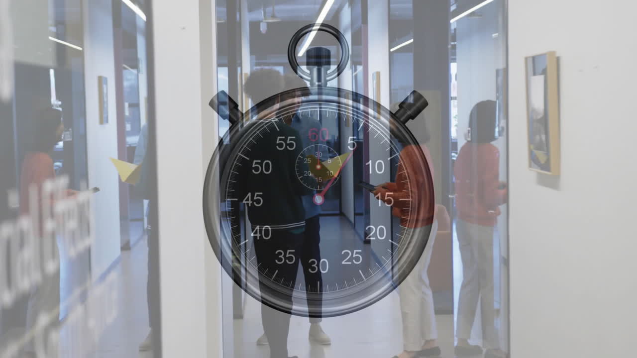 Animazione di un orologio in movimento su colleghi eterogenei che discutono di lavoro in ufficio