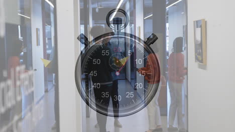 animación de reloj en movimiento sobre diversos colegas discutiendo el trabajo en la oficina