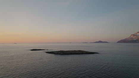Rückzug-Der-Drohne-Von-Felsigen-Inseln-Im-Ozean-Bei-Sonnenuntergang,-Verfolgt-Von-Austernfischern