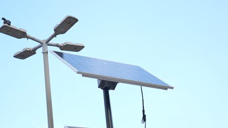 Paneles-De-Energía-Solar-Contra-El-Cielo-Azul