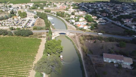 Boot-Dreht-Auf-Dem-Canal-Du-Midi-Le-Somail-Frankreich