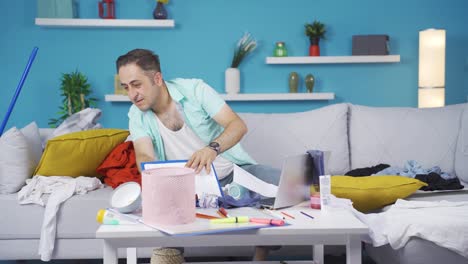 el hombre perezoso está buscando documentos en el comedor y está feliz de encontrarlo.
