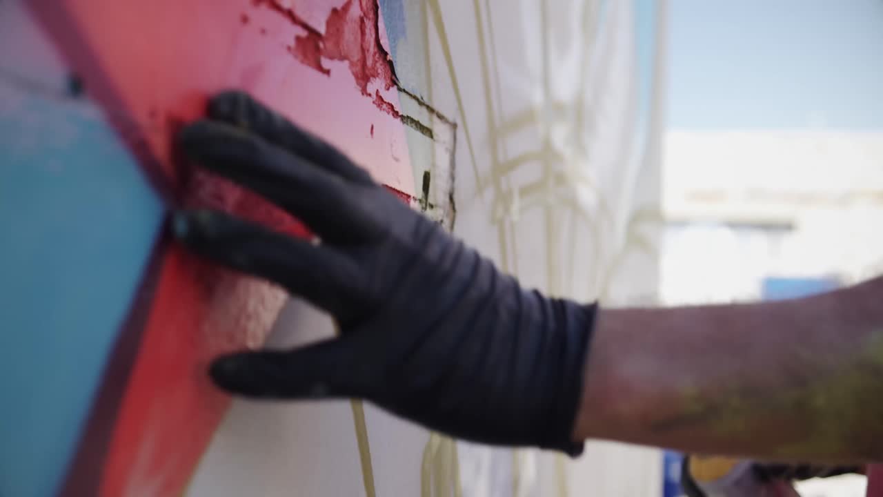 artista de graffiti tocando la pared pintada 4k