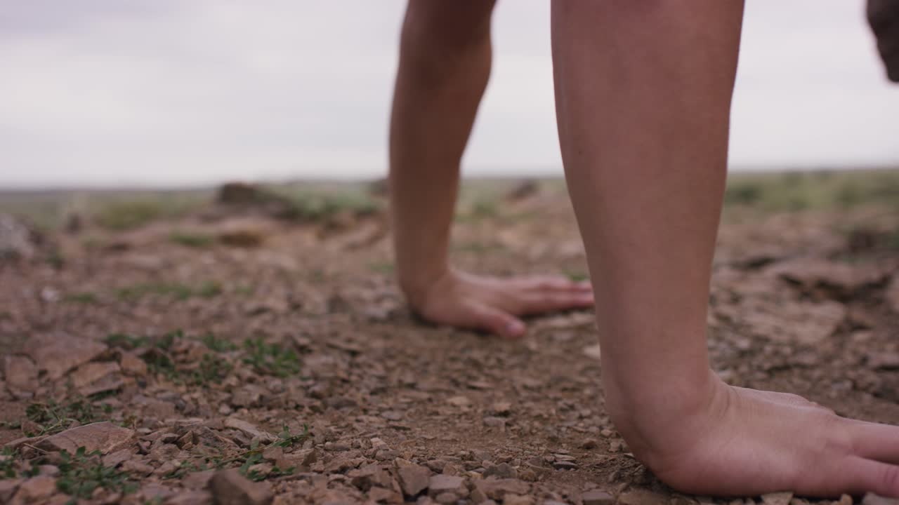 persona que hace ejercicio al aire libre en un sendero rocoso