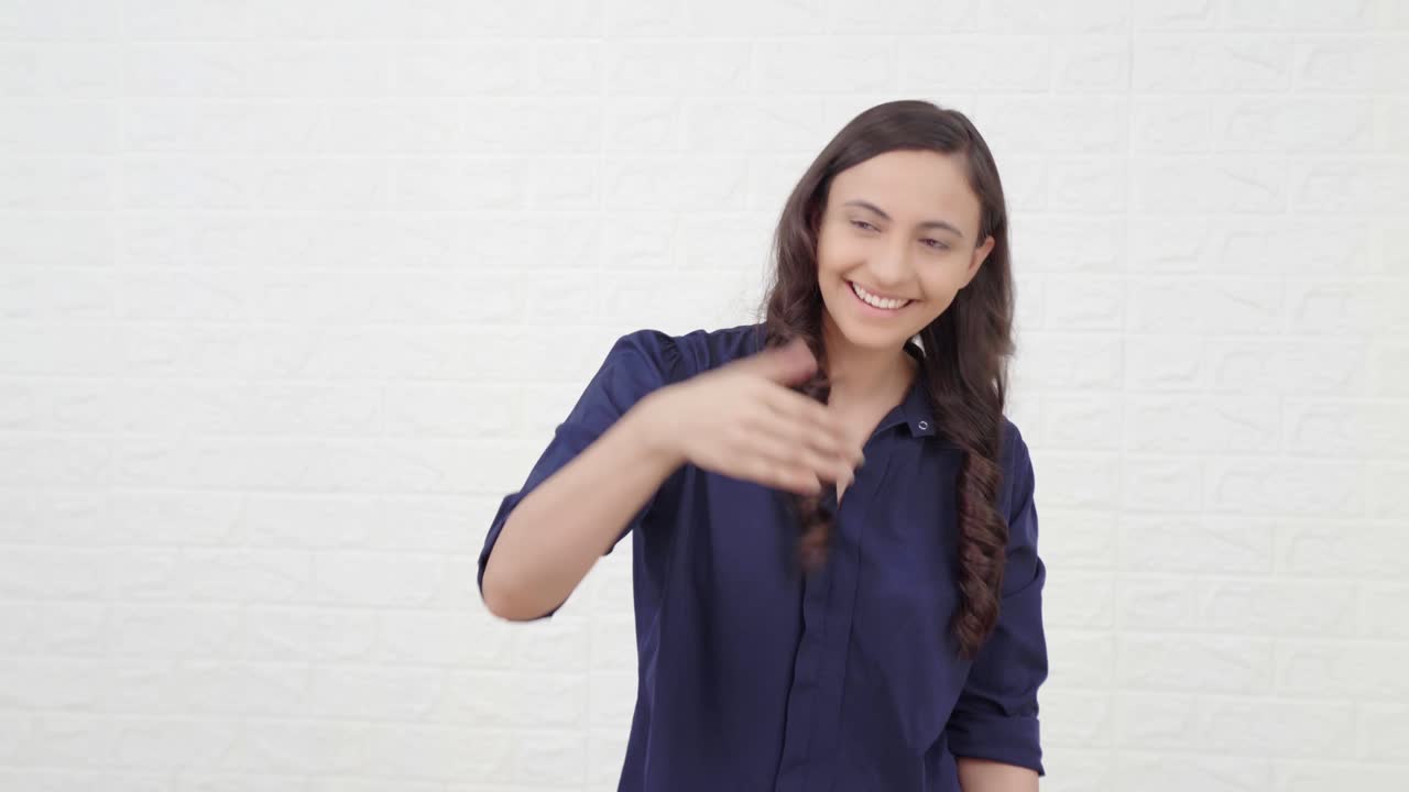 chica india llamando e invitando a alguien