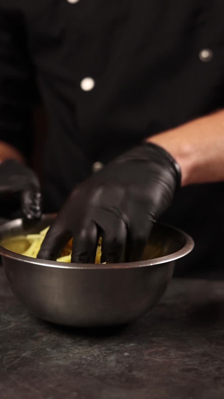 chef preparando la pasta
