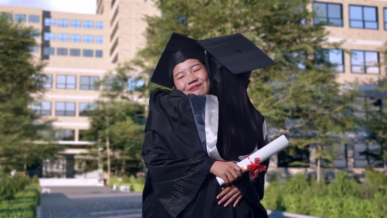 celebración de la graduación de dos mujeres
