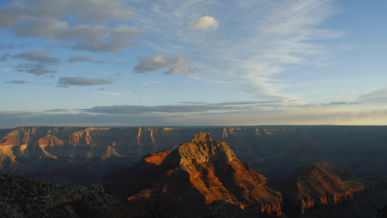 una hermosa toma de lapso de tiempo panorámico del gran cañón con nubes 2