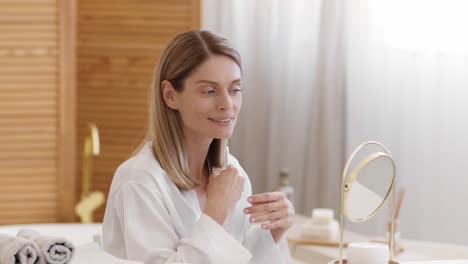 mujer cepillándose el cabello en un baño