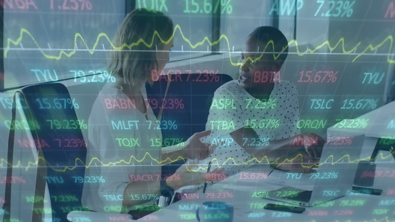 Animação de processamento de dados e mercado de ações sobre diversas empresárias conversando no escritório