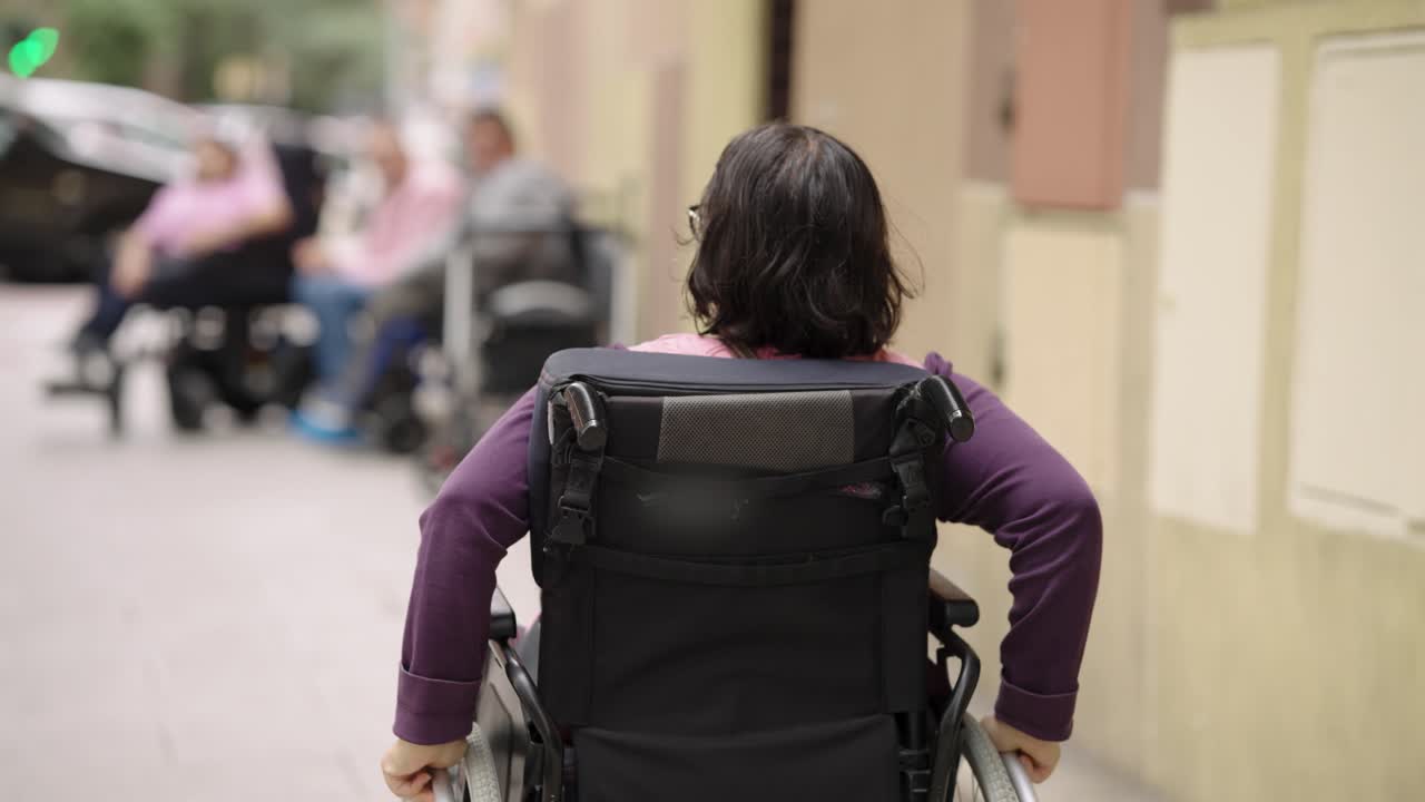 Donna in sedia a rotelle per strada