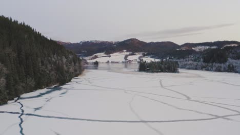 Nieve-Y-Hielo-En-Un-Lago-Del-Norte-En-Invierno-En-Noruega