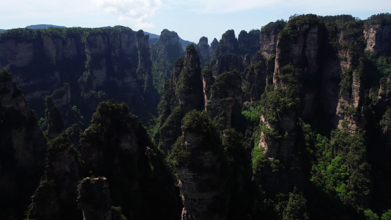 impresionante fotografía aérea de los acantilados de zhangjiajie durante el día en el parque nacional del bosque