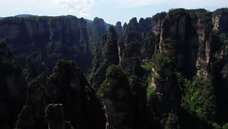 Impresionante-Toma-Aérea-De-Los-Acantilados-De-Zhangjiajie-Durante-El-Día-En-El-Parque-Nacional-Forestal