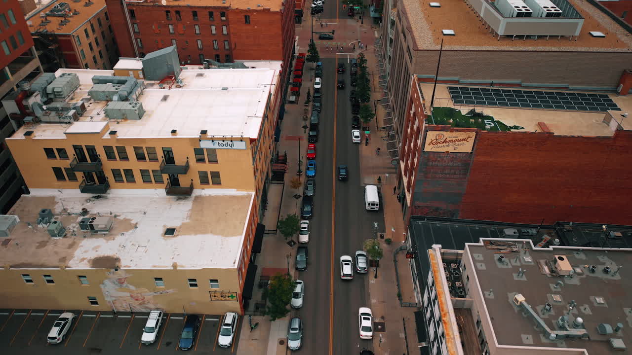 Denver, USA, 28 luglio 2025: auto parcheggiate nel parcheggio e lungo la strada. Alcuni veicoli percorrono la strada a Denver, Colorado, USA