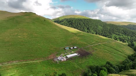 imágenes aéreas de un pueblo en una montaña, sinaia, rumania