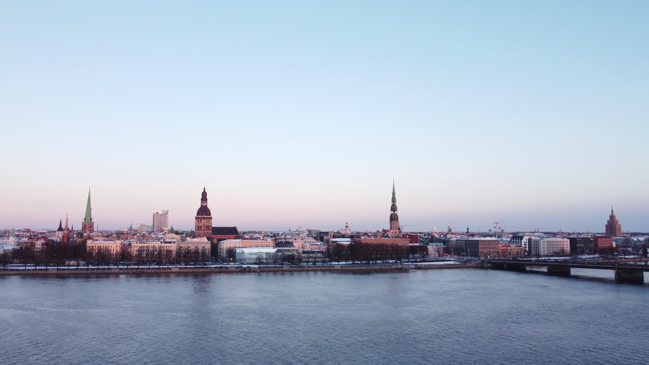 establecimiento de toma de vista panorámica de riga, letonia