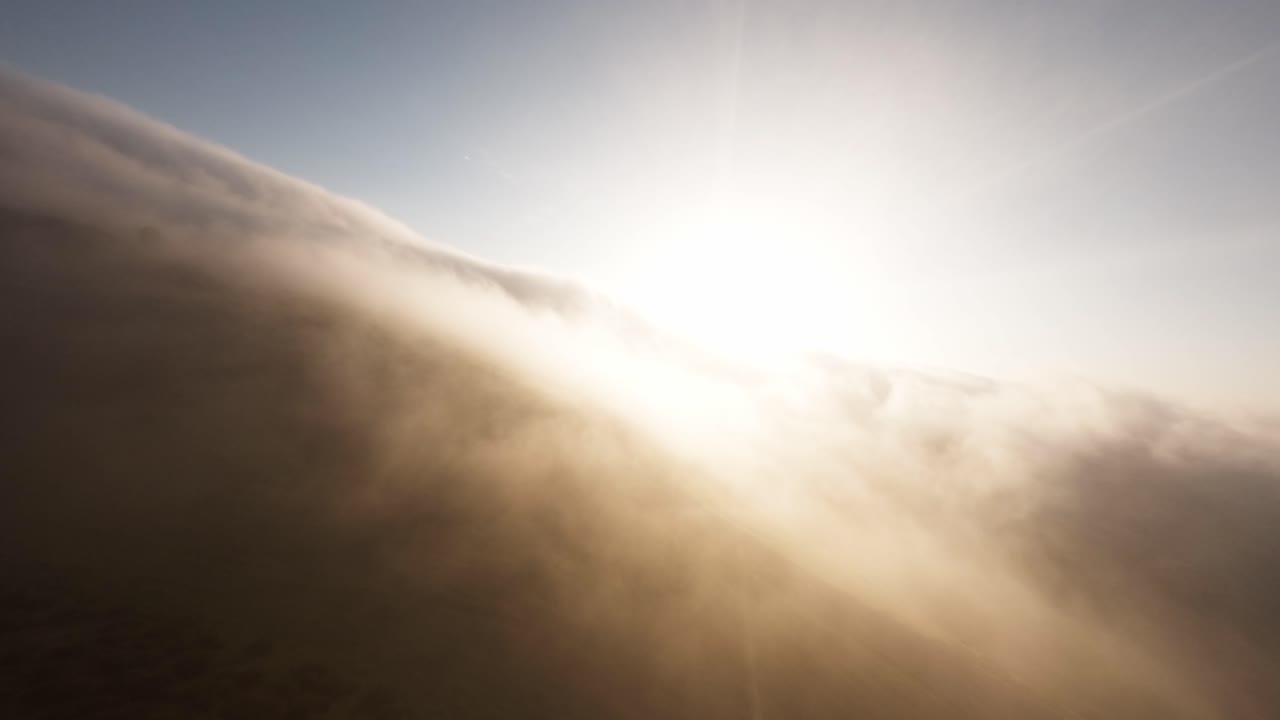 스페인의 안개가 가득한 산 위에서 해가 뜨는 광경, 공중 fpv 뷰