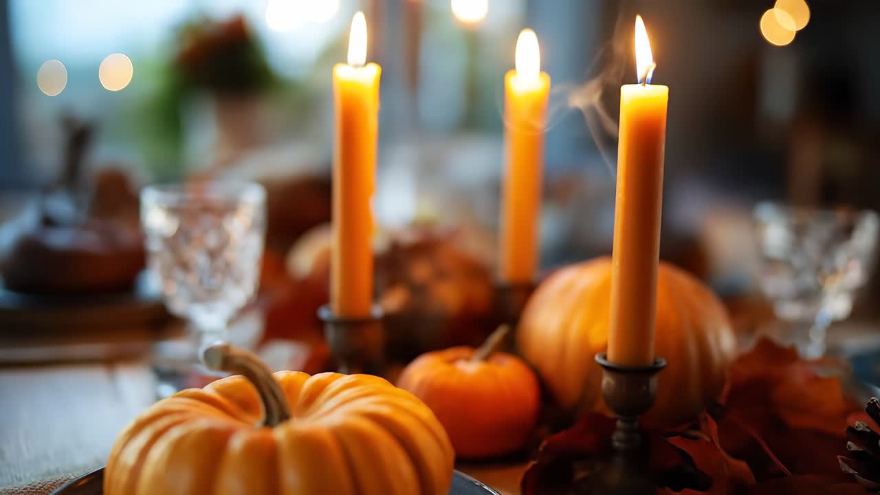 Zucca piccola su piatto con decorazione di candele