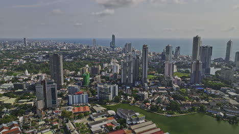 Colombo-Sri-Lanka-Antena-V4-Panorámica-Con-Drones-Sobre-El-área-10-Capturando-La-Emblemática-Torre-De-Loto-En-El-Lago-Beira,-Panorama-Del-Paisaje-Urbano-Del-Centro-Y-El-Puerto-De-La-Ciudad---Filmado-Con-Cine-Mavic-3---Abril-De-2023