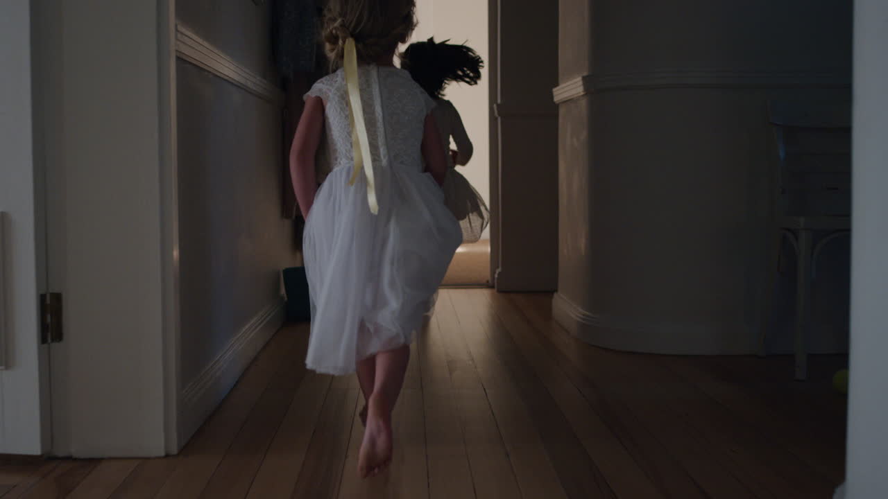 niñas felices corriendo por la casa jugando al juego de atrapar usando tutu niños emocionados disfrutando de la diversión de la infancia la mañana del fin de semana 4k