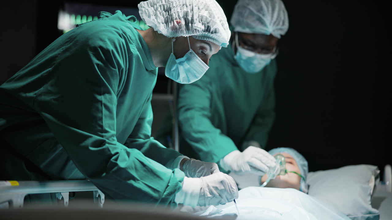 cirujanos que realizan una operación