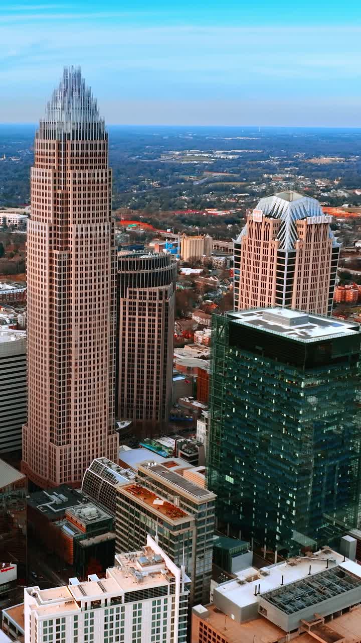 Un gruppo di grattacieli nel centro di una metropoli americana. Veduta diurna di Charlotte, NC, USA dall'alto. Video verticale