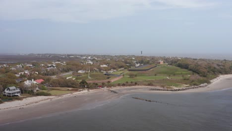 Amplia-Toma-Aérea-Descendente-Del-Histórico-Fuerte-Moultrie-En-La-Isla-De-Sullivan,-Carolina-Del-Sur.