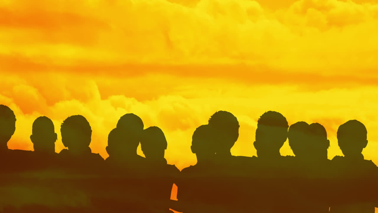 노란색 구름 위에 있는 사람들의 그림자의 애니메이션