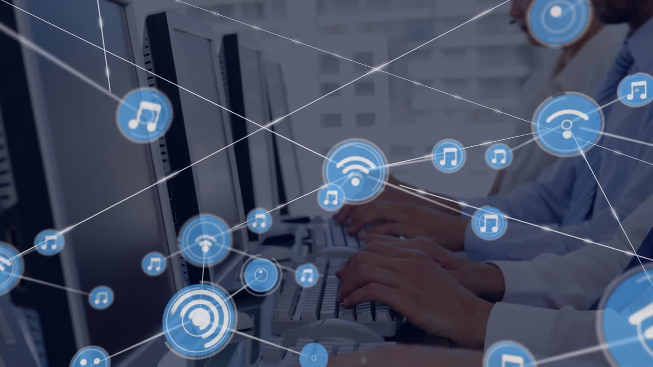 animación de iconos conectados sobre diversos representantes de los clientes que trabajan en la computadora en la oficina