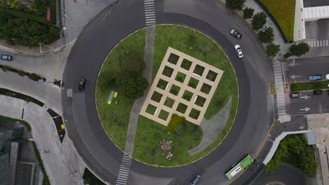 levante la vista aérea de la rotonda verde ciudad de santa fe méxico con tráfico ligero debido al bloqueo de covid19
