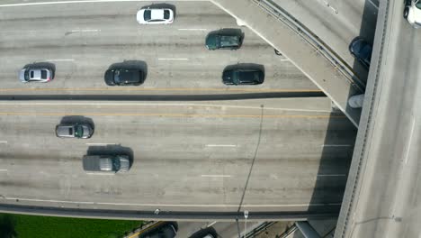 draufsicht auf den verkehr auf der autobahn