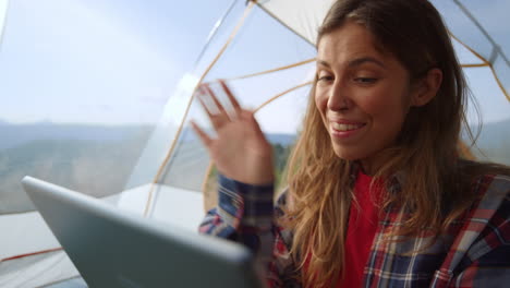 una turista feliz conversando por videoconferencia en línea en una tableta