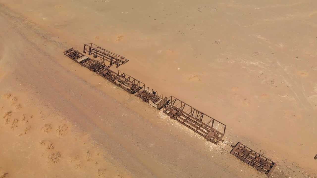 메디나 근처의 사우디 아라비아 사막에 있는 오스만 시대의 오래된 버려진 헤자즈 열차 잔해