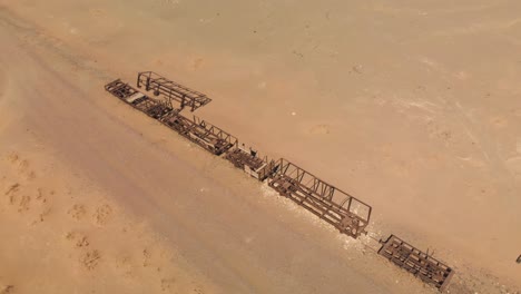 viejos restos abandonados de trenes de hejaz de la era otomana en el desierto de arabia saudita cerca de medina