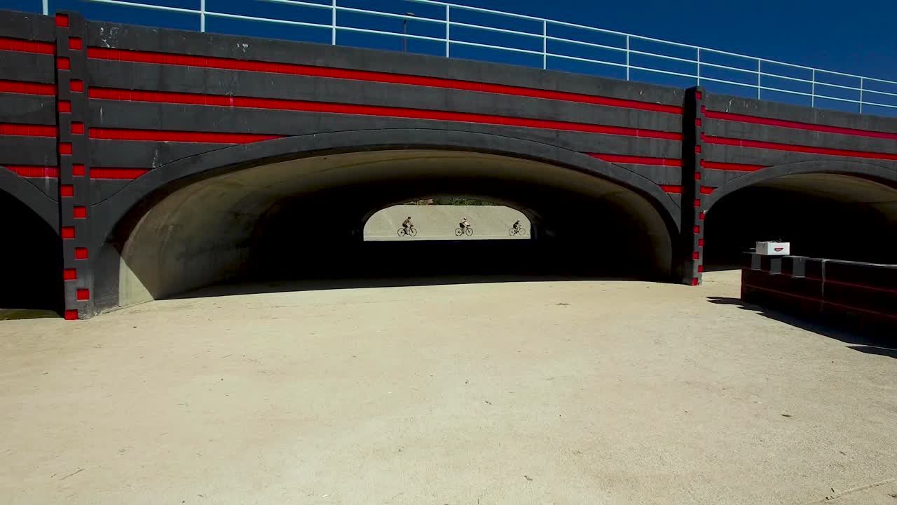 ciclista en un paseo en línea por la apertura del paso subterráneo en el área de lavado y control de inundaciones de indian bend, parque y lavado de indian bend, scottsdale, arizona