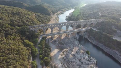 프랑스 남쪽의 르 듀 가르드 다리 (le pont du gard) 의 공중 풍경.