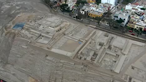 vista aérea de la pirámide huaca pucllana