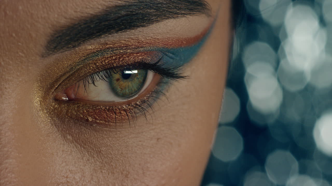 ojo macro de cerca mujer con maquillaje colorido sombra de ojos magnífica noche glamour concepto de belleza cosmética