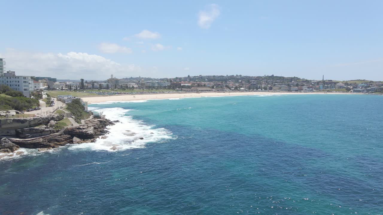 Panorama di Bondi Beach con mare blu e onde che si infrangono - Sobborgo Ben Buckler di North Bondi, NSW, Australia