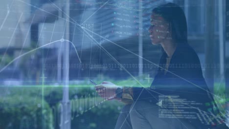 animación del procesamiento de datos sobre una mujer que usa un teléfono inteligente en la ciudad en segundo plano