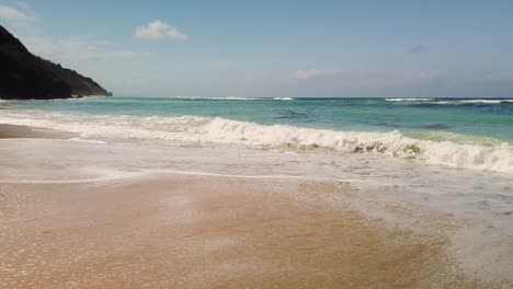 playa pandawa filmada con una cámara 4k de mano
