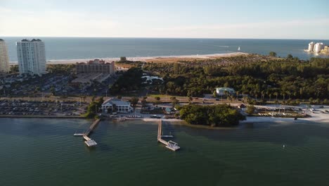 esta toma es parte de una colección de 3 tomas llena de hermosos edificios de gran altura con vista al golfo de méxico