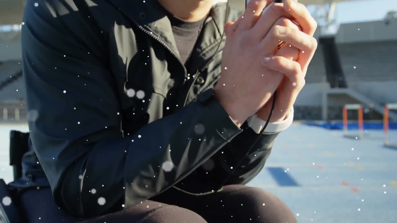 스마트 폰을 사용하여  ⁇ 체어에 앉아 있는 사람 위에 내리는 눈의 애니메이션