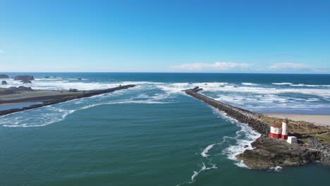 コキーユ川灯台と青い海の地平線を示す見事な 4k 空撮ドローンショット